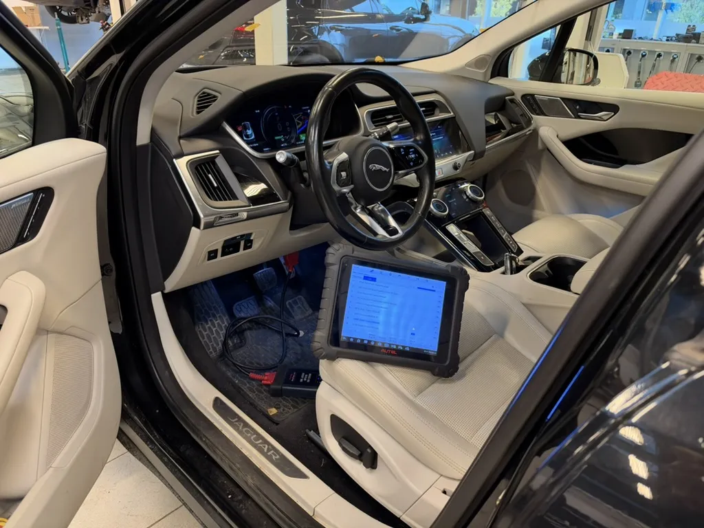 En Jaguar I-Pace koblet til et diagnoseverktøy i verkstedet