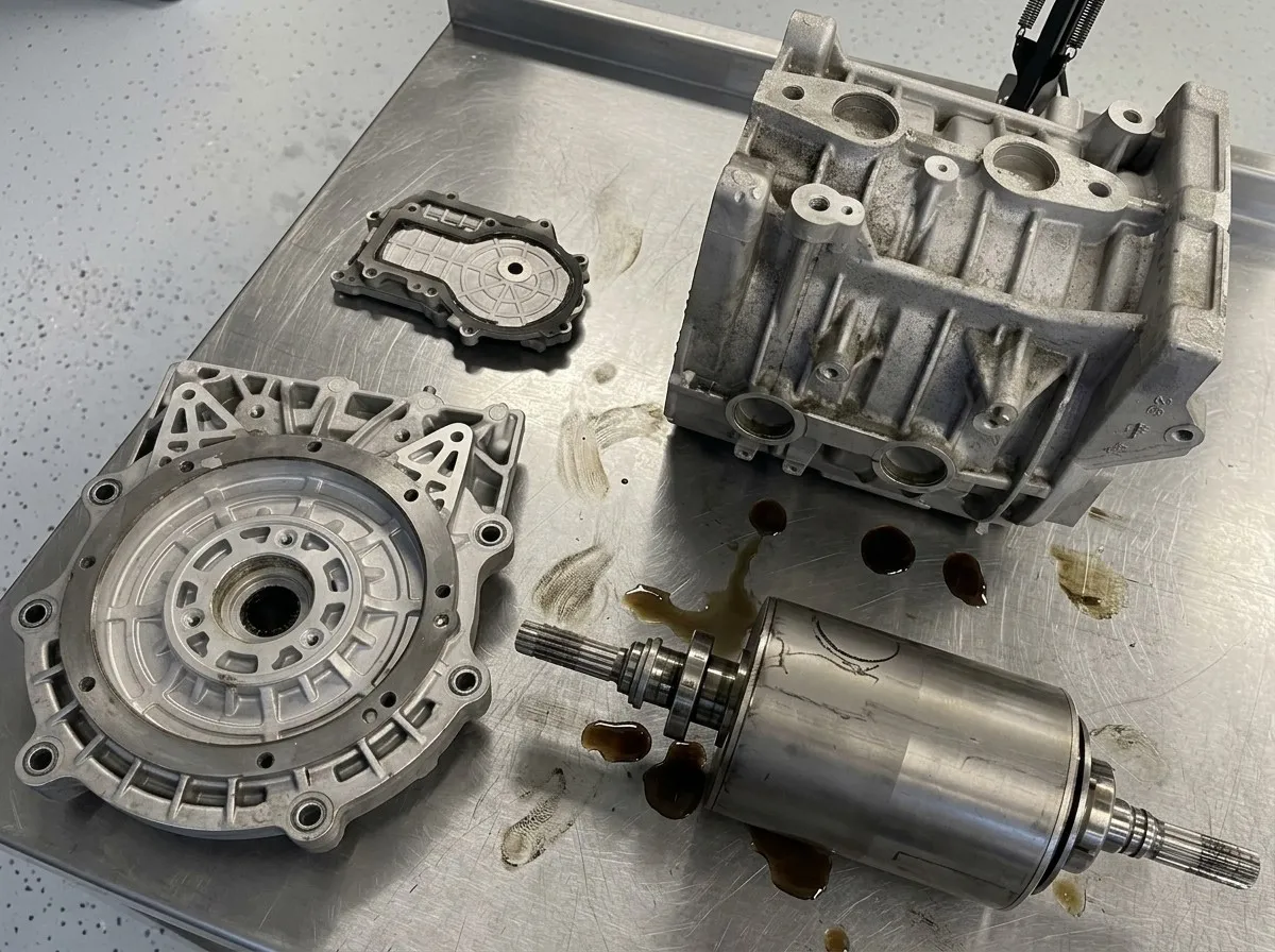 En drivenhet tatt fra hverandre på benken: hus, deksel og rotor