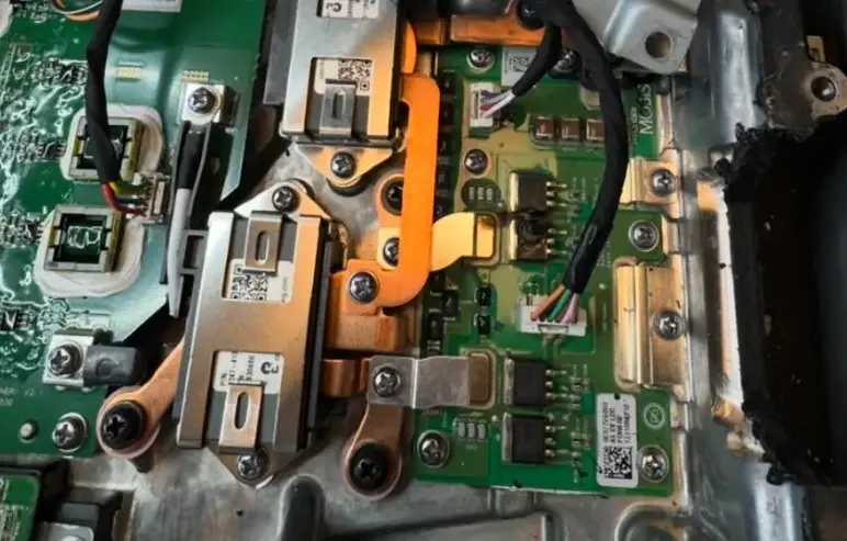 Effekttrinnet i en inverter med kobberskinner, uten lokk